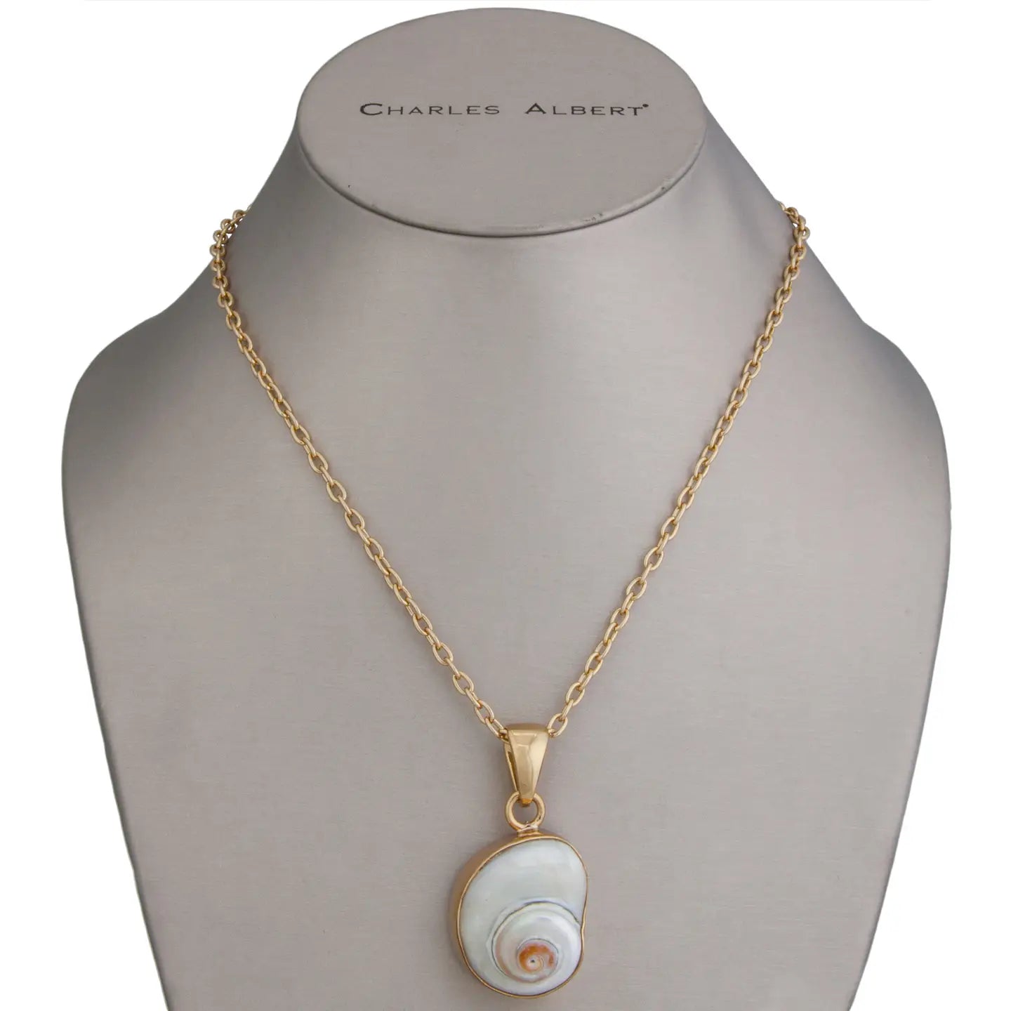 CINNERUS SHELL PENDANT