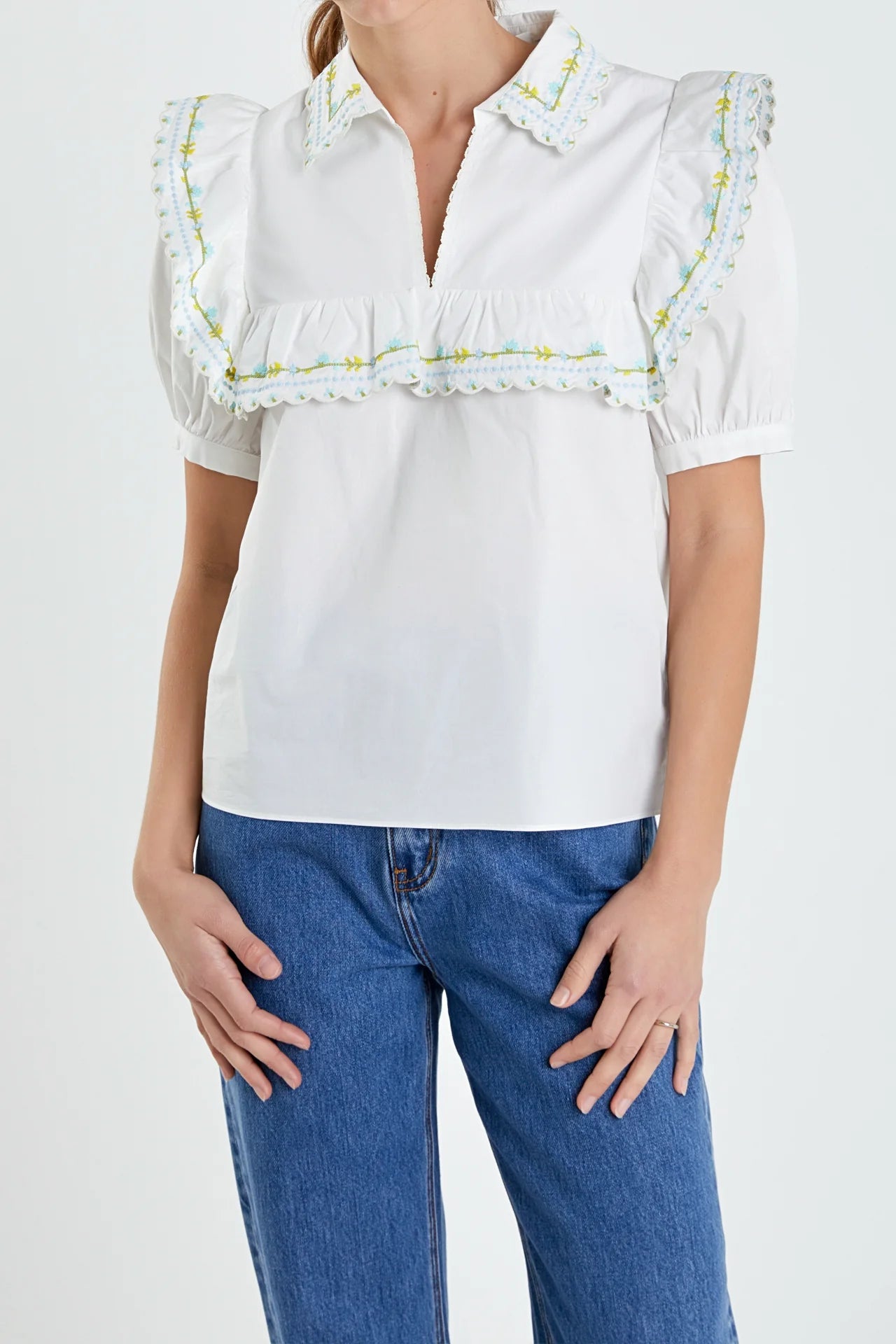 FLORAL EMBROIDERED SS TOP